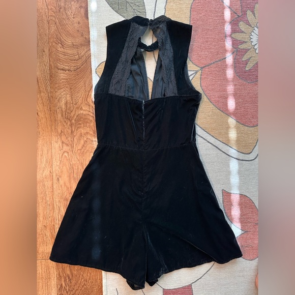 Abercrombie & Fitch High Neck Velvet & Lace V-Neck Romper. Size 0. - Picture 6 of 11